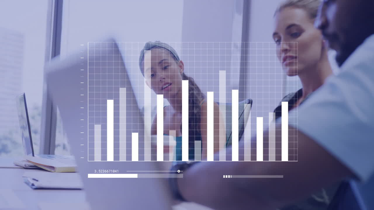 animación del procesamiento de datos financieros sobre diversos colegas que discuten el trabajo en la oficina