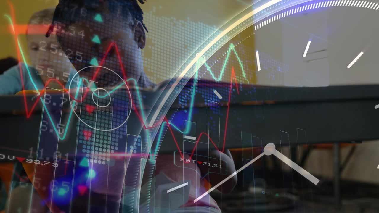 animación de reloj y procesamiento de datos contra una niña afroamericana que estudia en la escuela