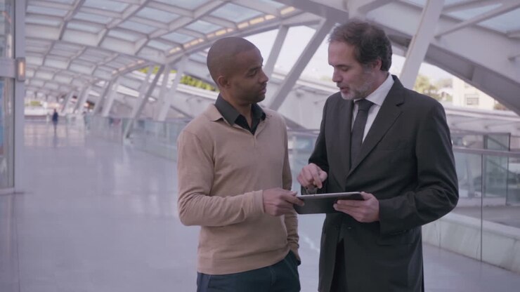 Dirigenti che discutono un progetto aziendale con un tablet