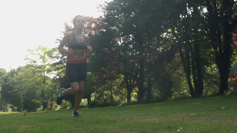 Mujer-Bonita-Deportiva-Corriendo