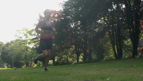 mujer deportiva y bonita corriendo