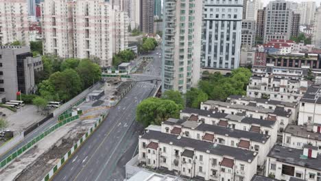 mostly empty road in shanghai during the 2022 lockdown