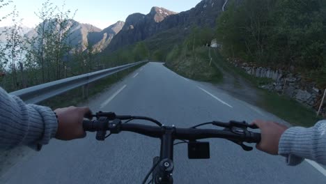 imágenes de cámara de acción de descender en bicicleta