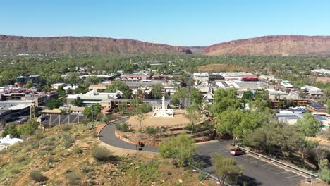 Ausgezeichnete-Luftaufnahme-Des-Anzac-denkmals-In-Alice-Springs,-Australien,-Das-Dann-In-Die-Stadt-Zieht