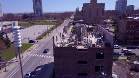 Vista-Aérea-over-workers-on-top-of-a-building-at-a-construcción-site-1