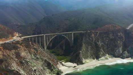 Impresionante-Vista-Aérea-Del-Puente-Del-Cañón-Bixby-Creek,-Big-Sur,-California