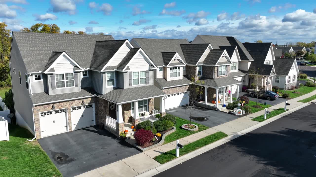 casas decoradas para el otoño y halloween con calabazas y mamás