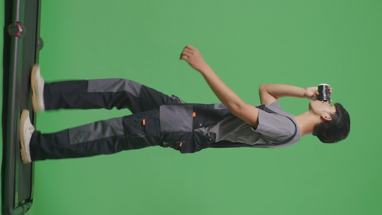 노동 의복 을 입은 남자 가 트레드밀 에서 고 있다