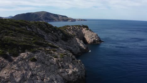 Drohnenaufnahme-Der-Mallorca-Klippe-Mit-Blauem-Ozean-Und-Sonnigem-Wetter