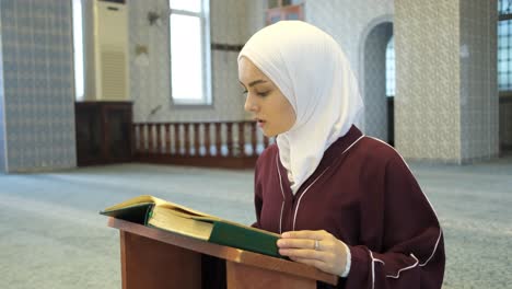 girl praying quran