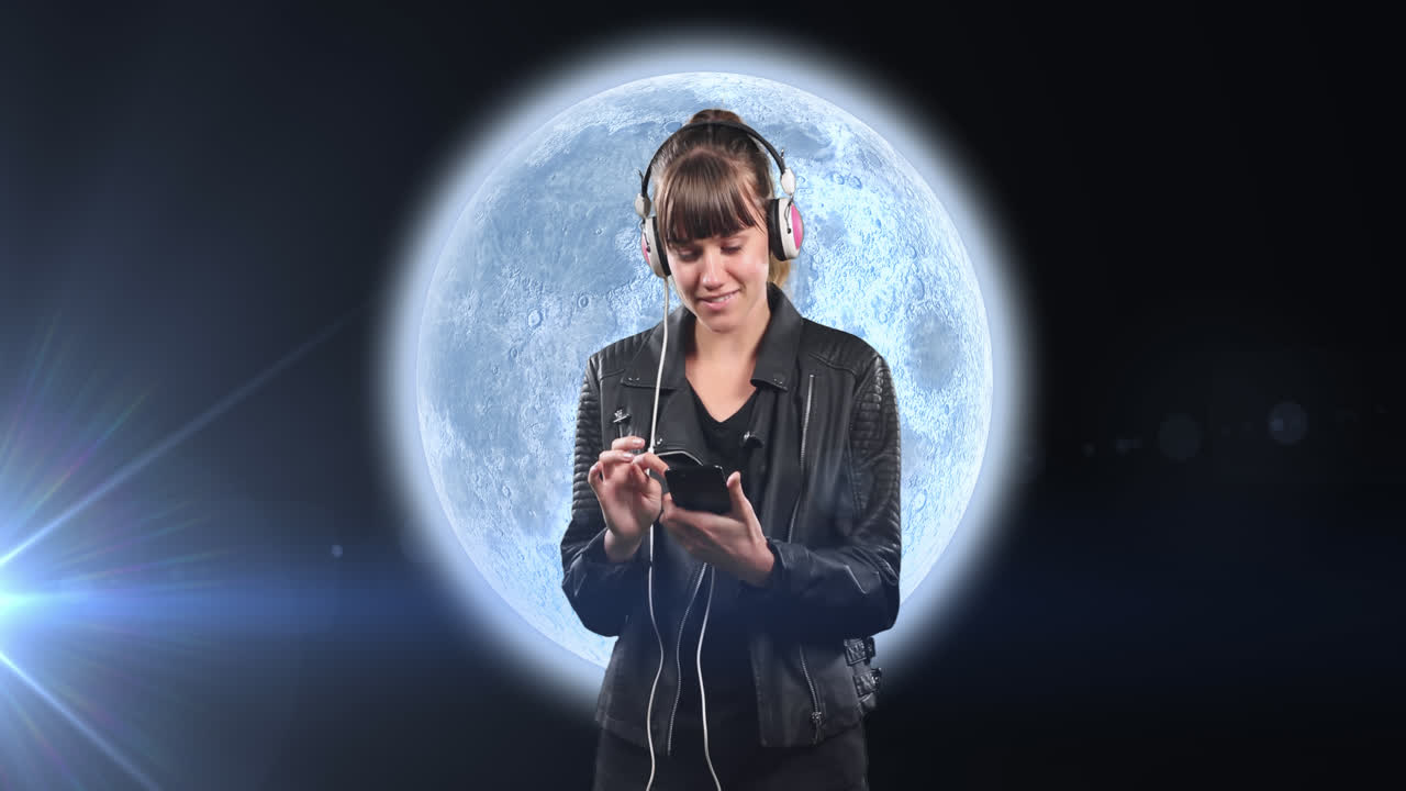 animación de una mujer sonriente planeta tierra con manchas brillantes de luz y nubes en fondo gris