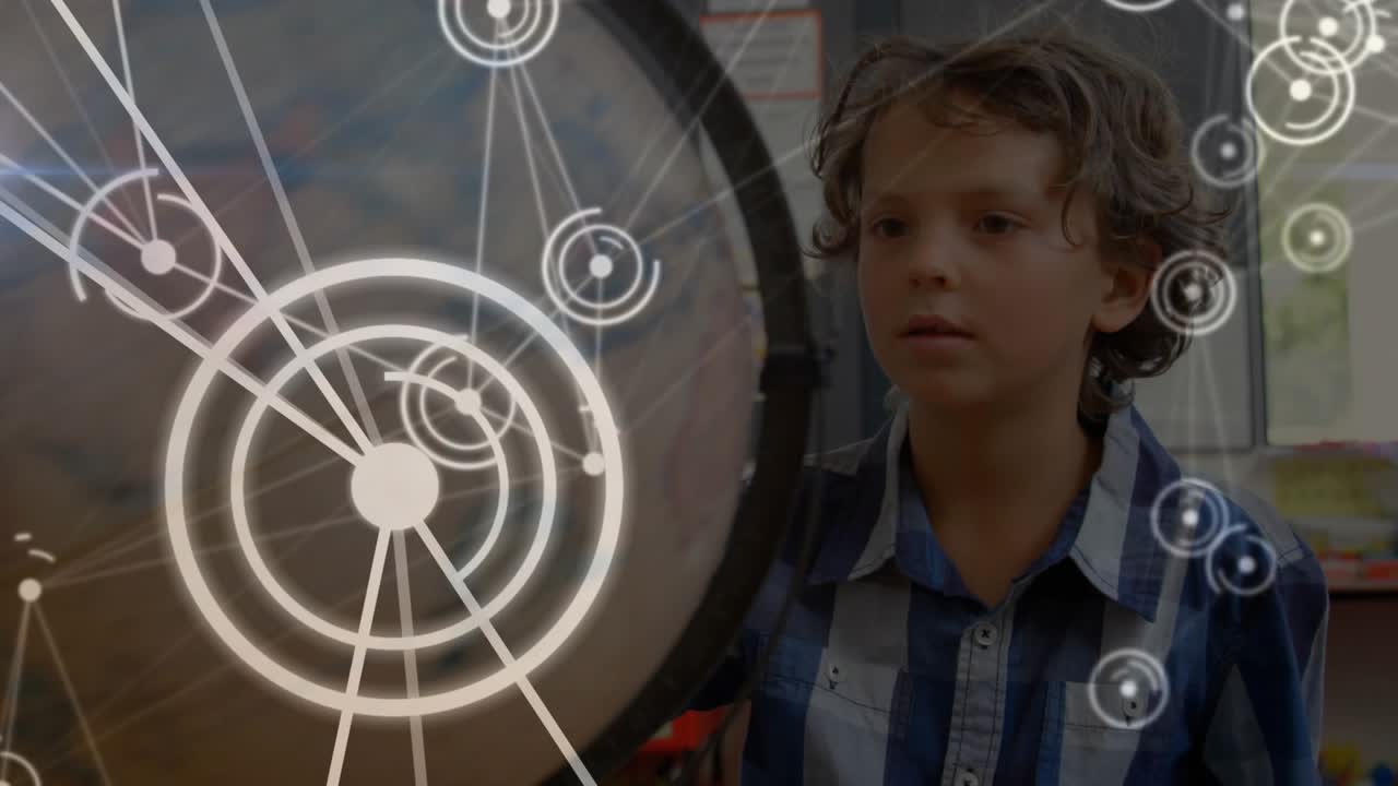 Ragazzo che nota cerchi concentrici animati sovrapposti a un gong in classe, inclinando la testa per la lezione di scienze.