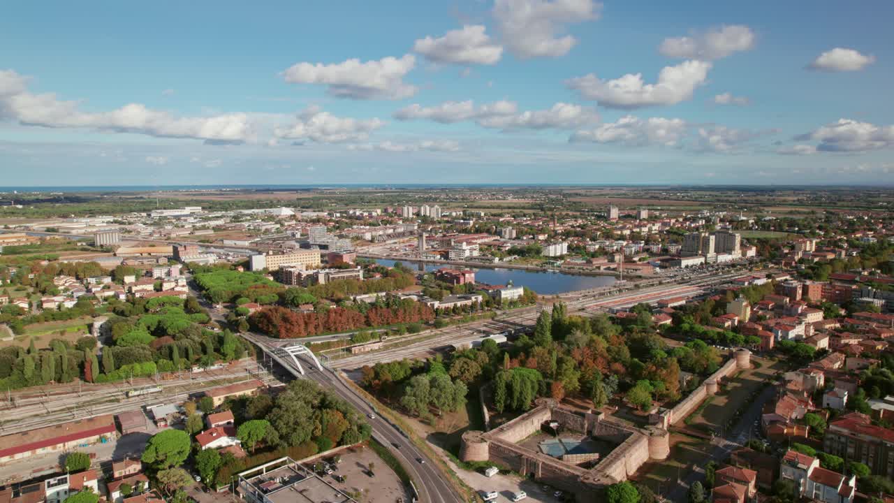 Ravenna, Italia, dronen lähestyvä kiertokuvakulma Ponte Mobilen sillasta.