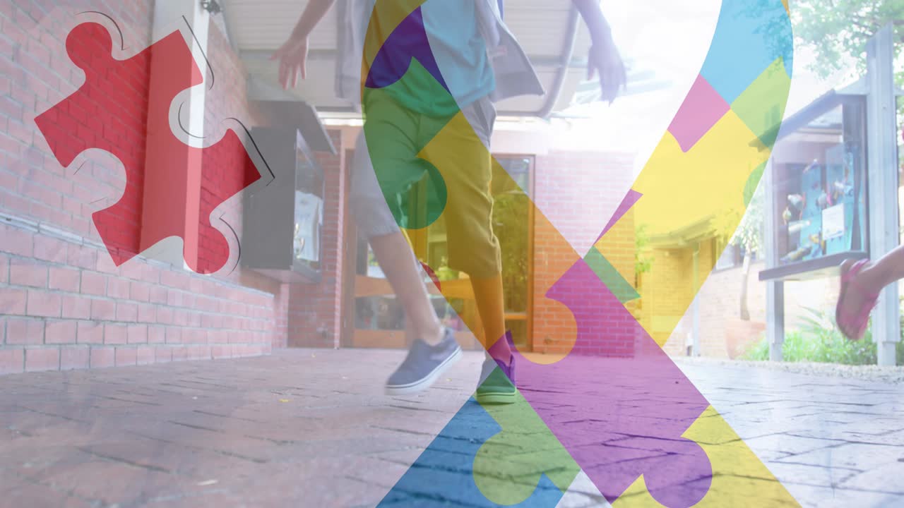 animación de rompecabezas que caen sobre la cinta formada con rompecabeos y niños de la escuela corriendo en la escuela