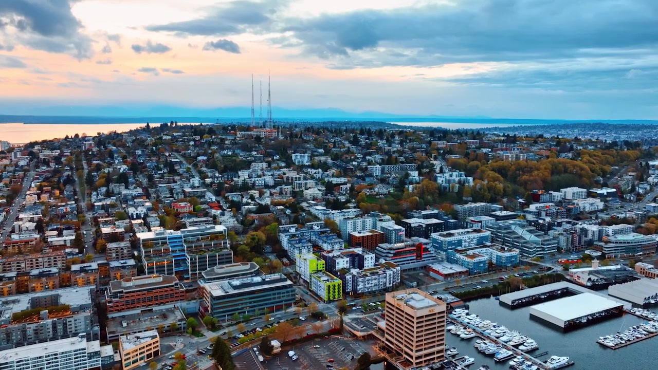 Drone che si avvicina ai moli con barche e yacht intorno. Paesaggio di Seattle, Washington, Stati Uniti all'ora del crepuscolo
