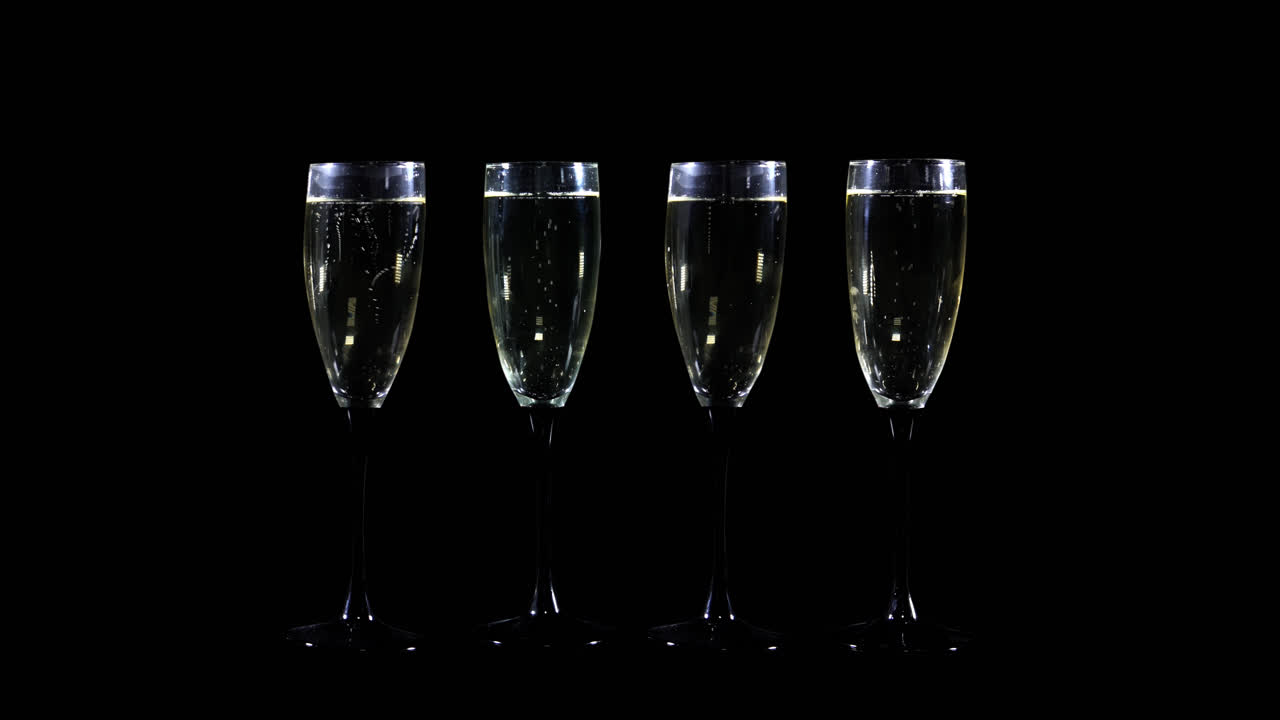 검은색 바탕에 네 개의 페인 플루트