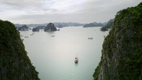 Vista-De-Drones-De-La-Bahía-De-Halong-En-Vietnam