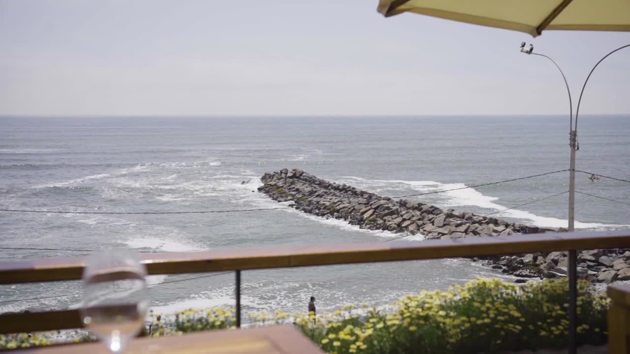 리조트의 레스토랑 테이블, 페루에서 잔잔한 바다 경치의 슬로우 모션 샷