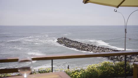 Toma-En-Cámara-Lenta-De-Un-Paisaje-Marino-Tranquilo-Desde-La-Mesa-Del-Restaurante-Del-Resort,-Perú