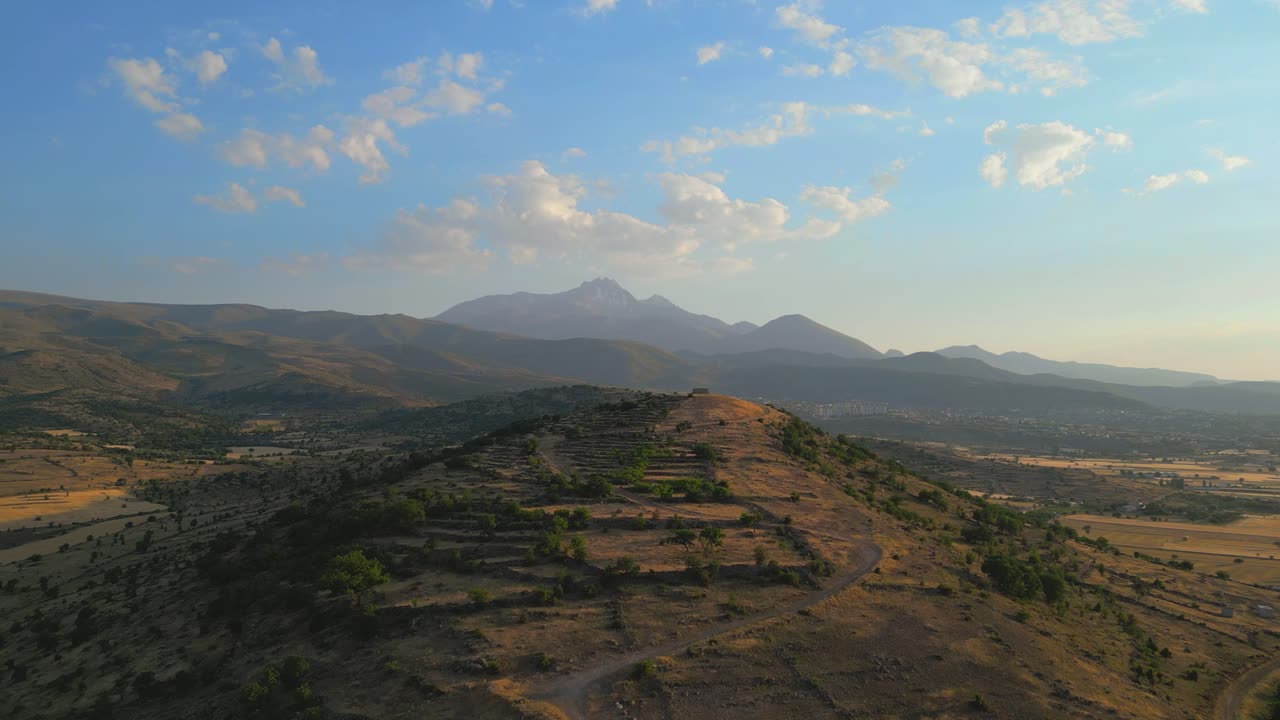Filmato cinematografico 4K con drone del Monte Erciyes visibile sullo sfondo. Kayseri - Turchia_10.