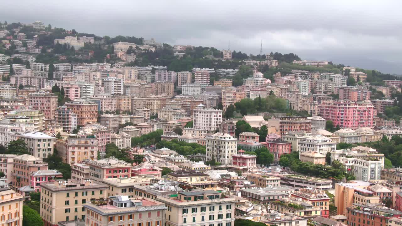 흐린 날에 많은 건물이 있는 제노아 도시 풍경, 공중 영화 전망