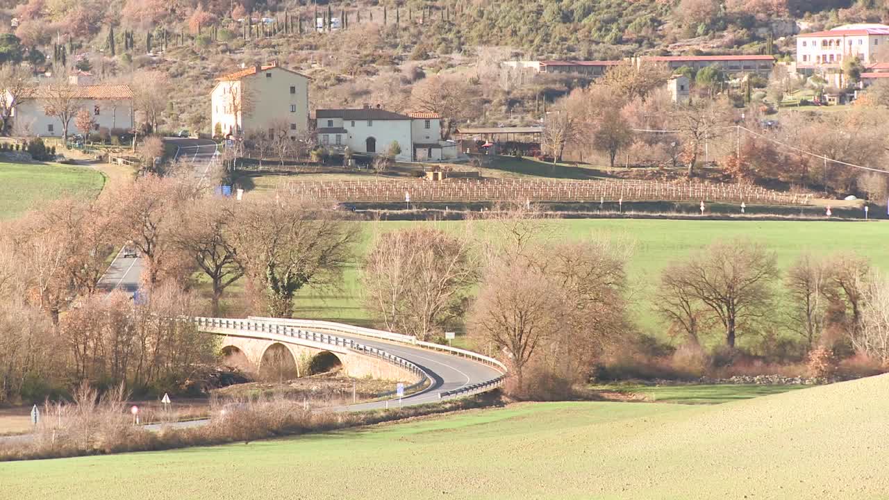 이탈리아 토스카나의 시골길을 달리는 자동차