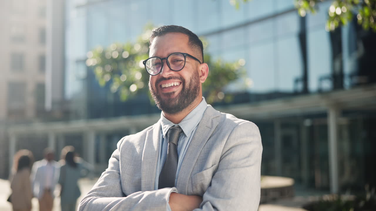 hombre de negocios sonriente frente a un edificio moderno