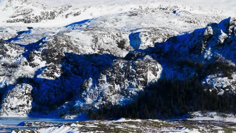 Paisaje-Montañoso-Nevado-En-Invierno-En-Bessaker,-Trondelag,-Noruega