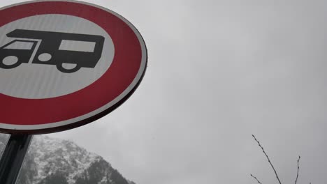 Wohnmobil-Schild-Schwenk-Im-Schnee-Erschossen