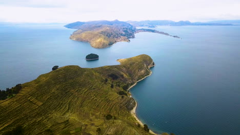 Vista-Aérea-Escénica-De-Drones-Volando-Sobre-La-Isla-Del-Sol-En-El-Lago-Titicaca,-Bolivia