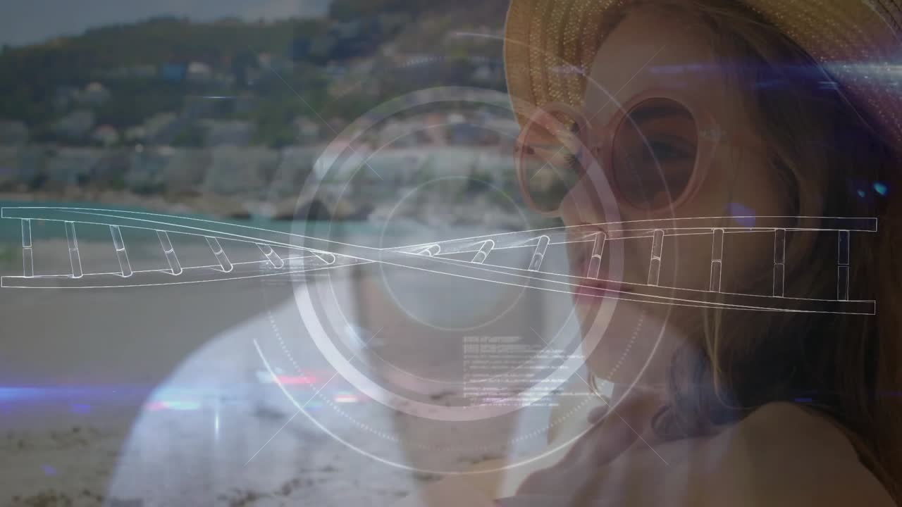 Mujer con sombrero de paja explorando una interfaz tecnológica en la playa, revelando bocetos de datos HUD.