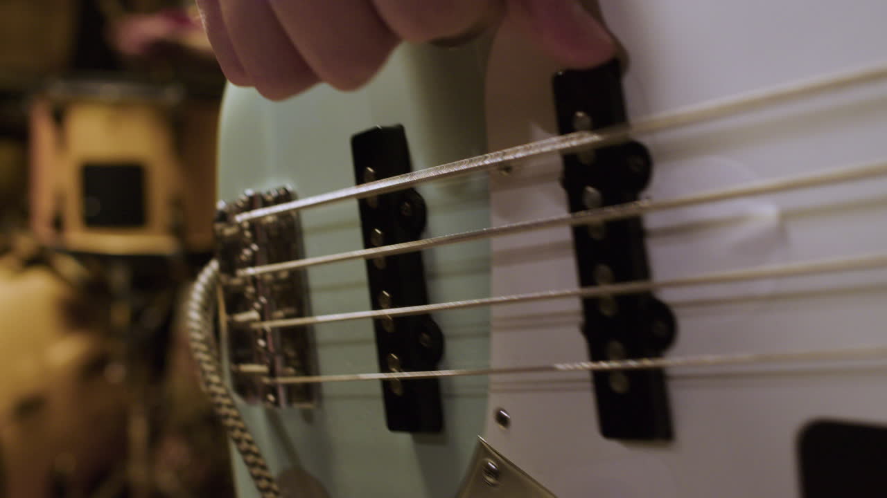 스튜디오에 있는 알아볼 수 없는 음악가