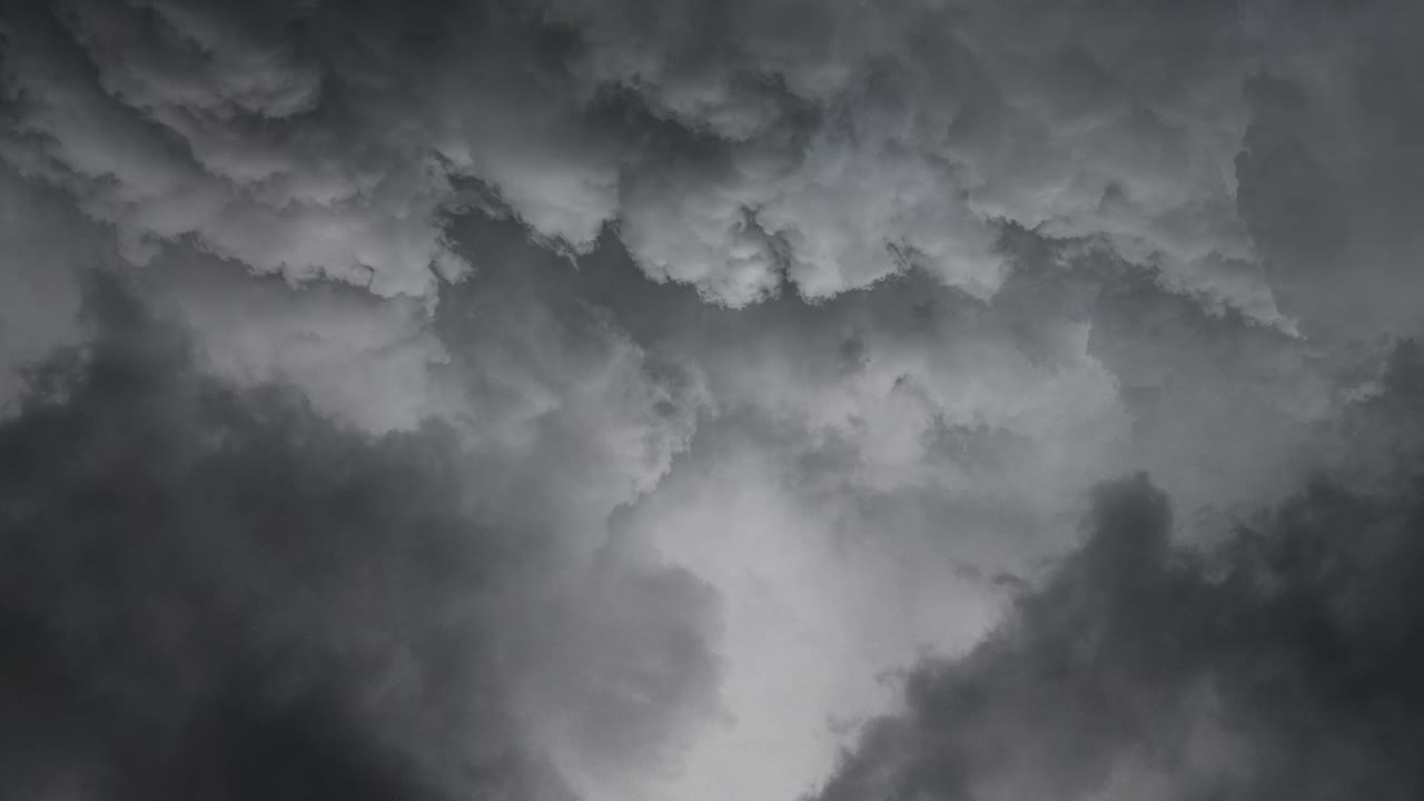 nubes oscuras gruesas y tormentas eléctricas