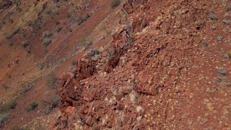 Hombre-Caminando-En-El-Borde-De-Una-Montaña-Rocosa-Durante-Una-Aventura-De-Senderismo-En-El-Desierto-De-Australia-Occidental