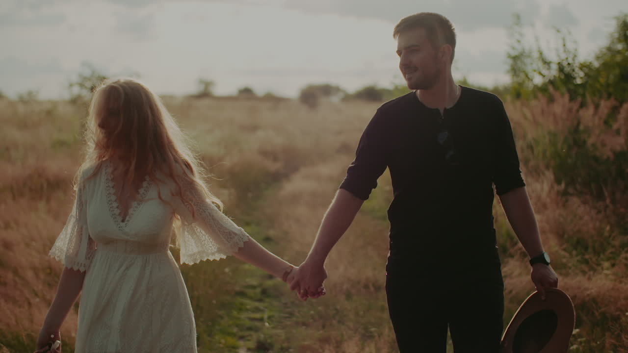 여름 4에 야외에서 걷고 웃는 즐거운 커플