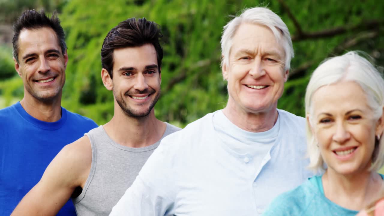 eine gruppe von menschen, die zusammen im park stehen