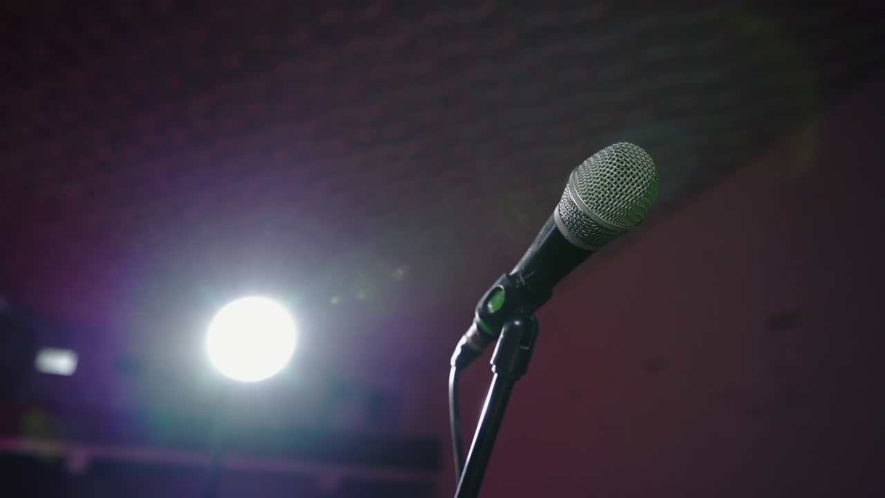 micrófono en la luz brillante. una sala vacía sin espectadores. escena de la sala de conciertos