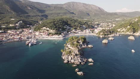 Escénica-Ciudad-Turística-Parga-En-La-Costa-Jónica,-Epiro,-Grecia---Arco-Aéreo