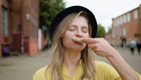 Chica-Rubia-Comiendo-En-Las-Calles