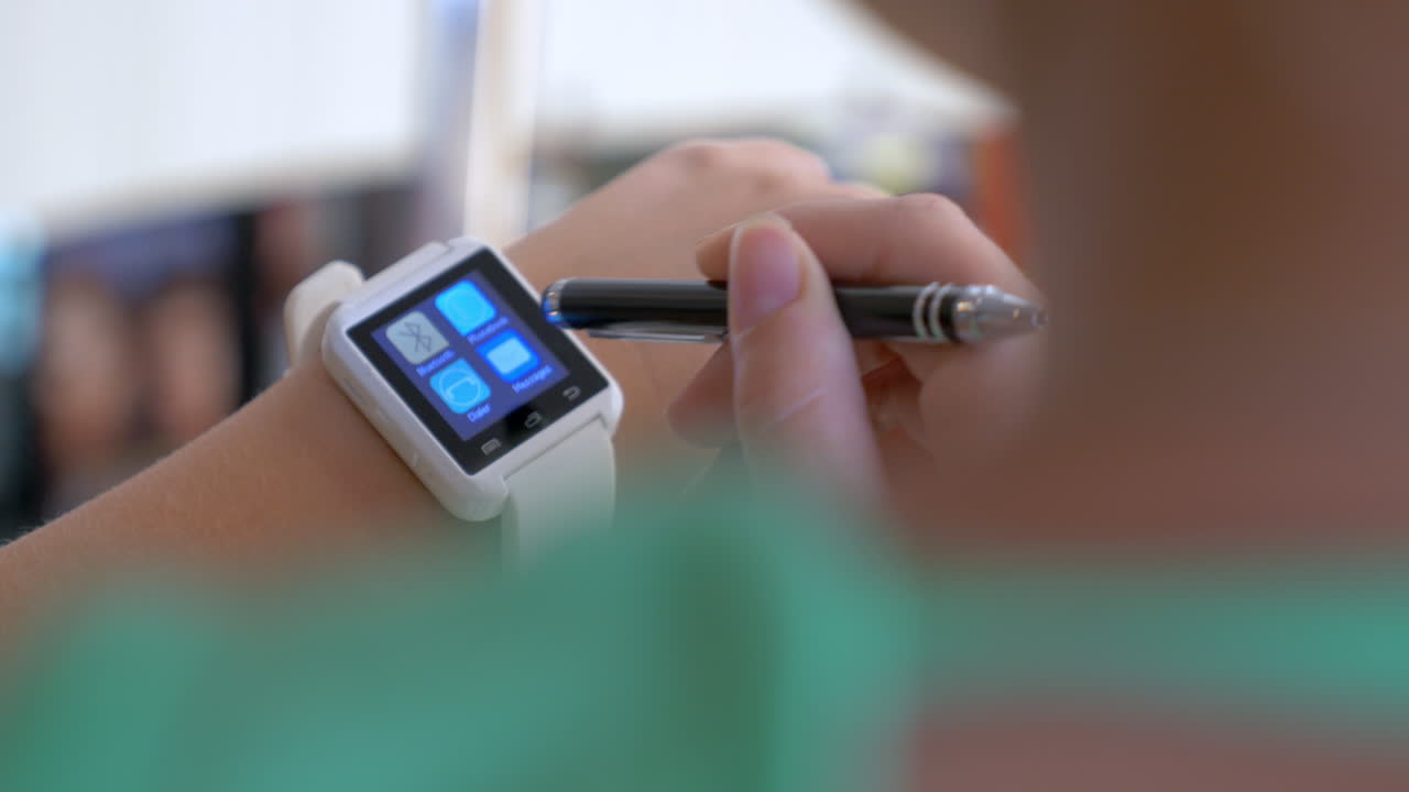 스마트 워치의 설정을 변경하는 여성