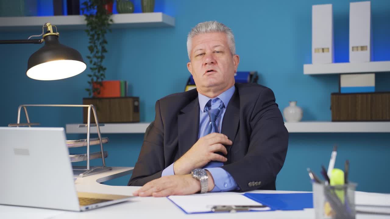 Przygnębiony i spięty biznesmen luzujący krawat