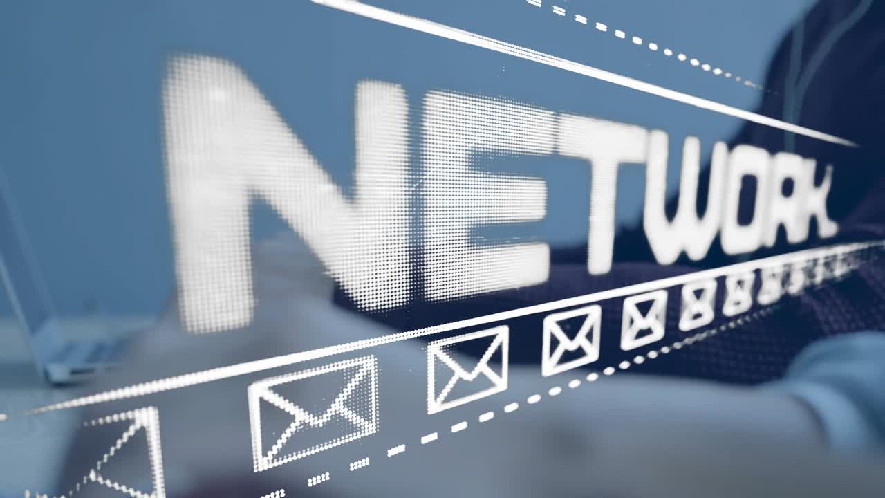 Uomo con auricolari che digita sui tasti del laptop animando un testo "SOCIAL NETWORK" che si dissolve per il networking.