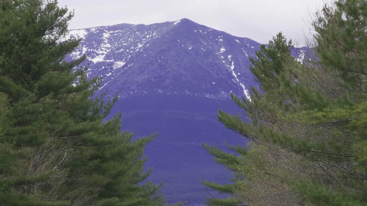 mt. katahdin a través de algunos árboles