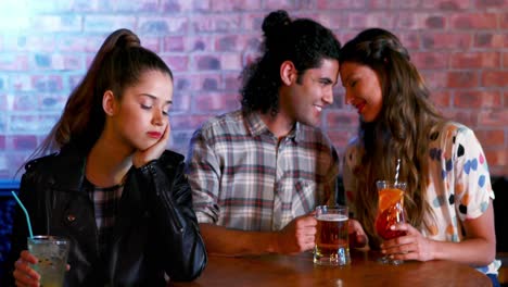 mujer celosa mirando a una pareja coqueteando entre sí