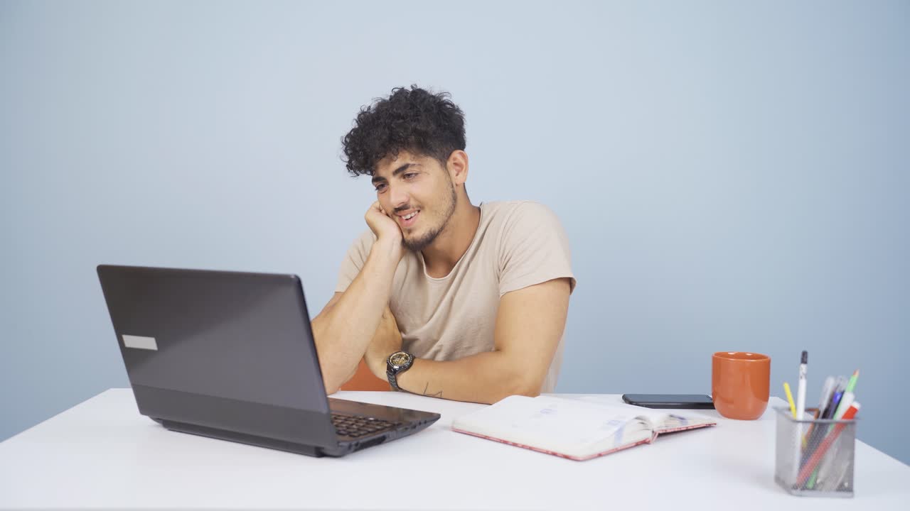 hombre haciendo una videollamada en el portátil.