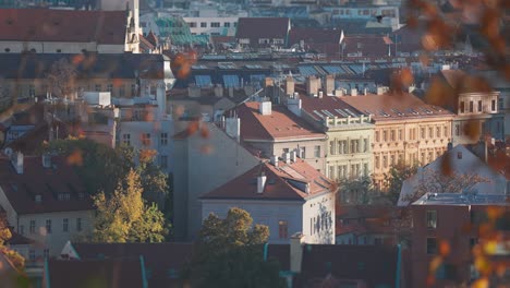 una vista panorámica de praga que muestra su patrimonio cultural con torres históricas y elementos modernos.