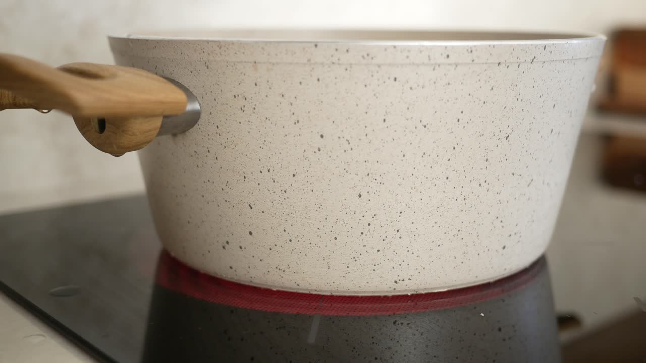 스토브  에 있는 색 반점이 있는 비