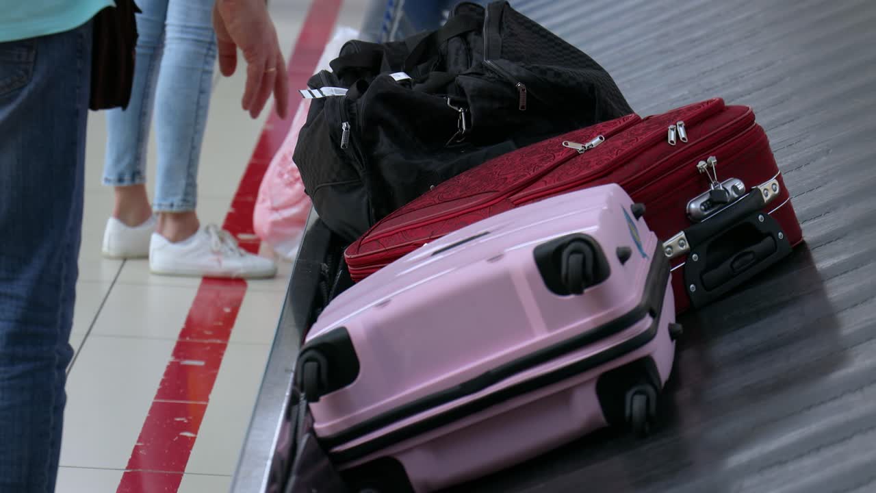 여객기가 도착한 후 수하물을 기다리고 있습니다.