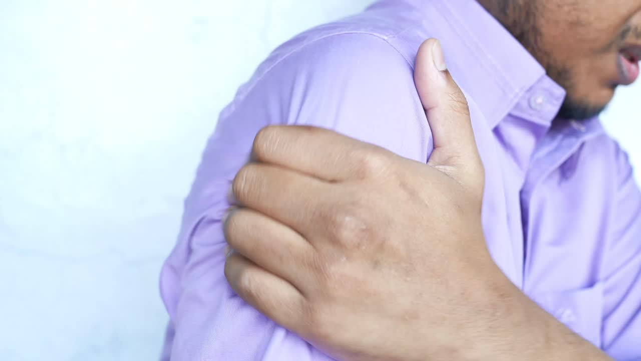 hombre con dolor de hombro
