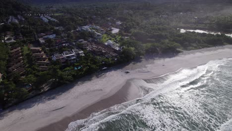 El-Dron-Sube-Y-Retrocede-Revelando-Una-Costa-Y-El-Paisaje-De-La-Selva-Tropical-Atlántica